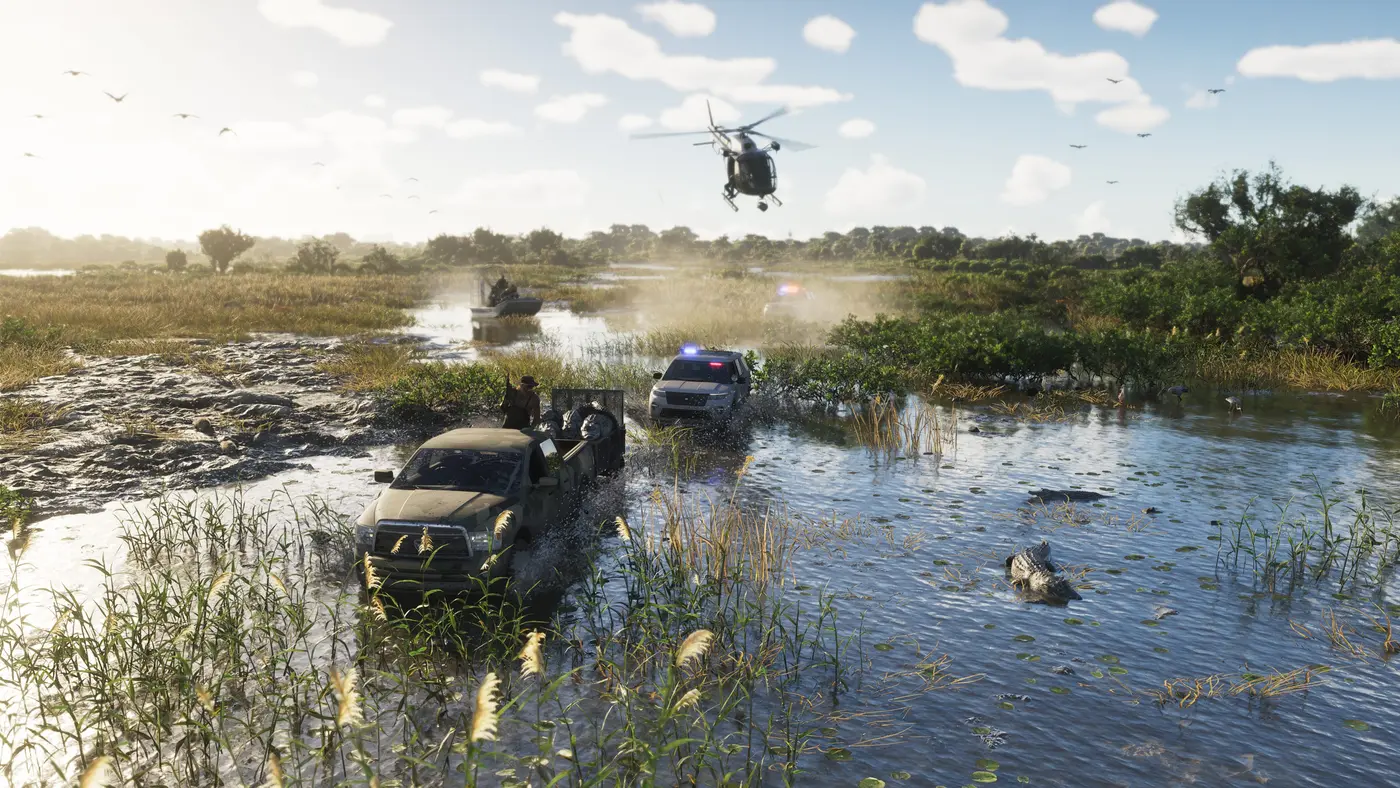 Course-poursuite dans les marécages des Grassrivers de GTA VI : un hélicoptère noir survole des 4x4 et un airboat qui foncent dans l'eau peu profonde au milieu des hautes herbes
