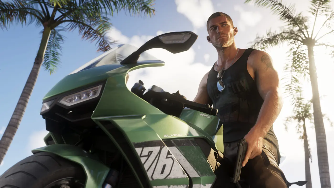 Jason sur une moto sportive verte, débardeur floqué « Vice City », lunettes de soleil, sous les palmiers en plein jour