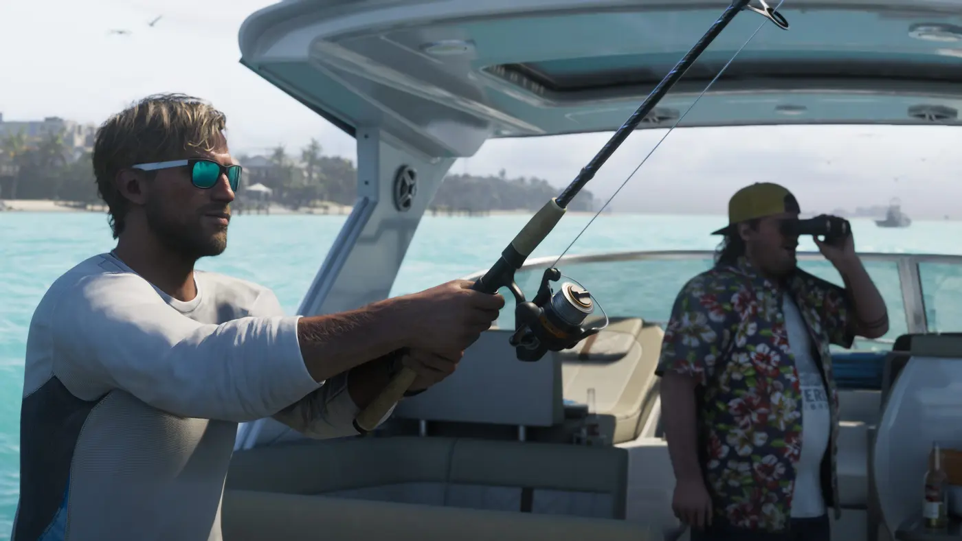 Jason Duval en tee-shirt anti-UV blanc et lunettes miroir, canne à pêche en main sur un bateau, eaux turquoise des Keys et plage à l'arrière, un ami en chemise hawaïenne à fleurs scrutant l'horizon aux jumelles derrière lui