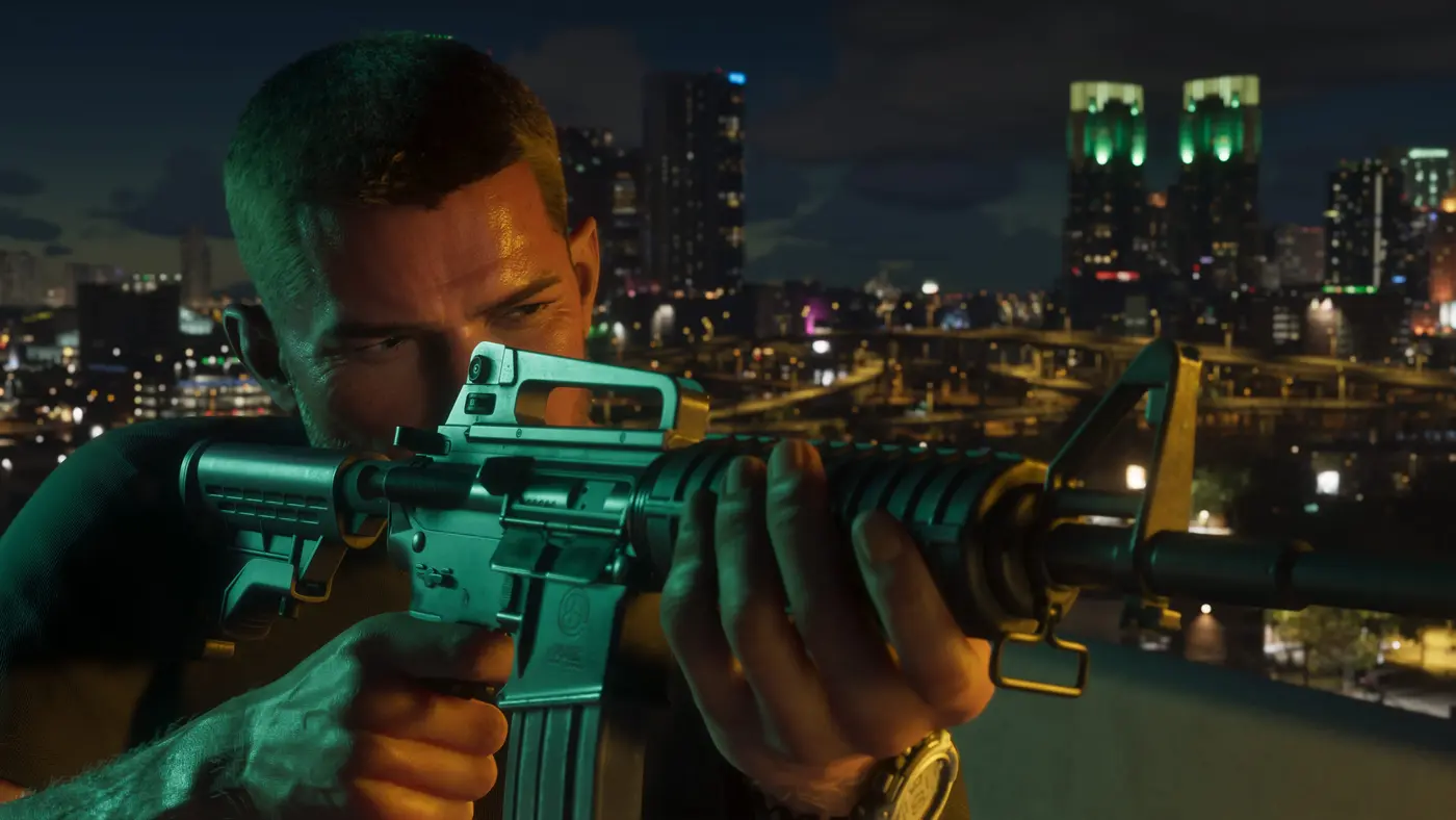 Jason, l'un des deux protagonistes de GTA VI, épaule un fusil d'assaut de type AR-15 de nuit, lumières de la ville en arrière-plan