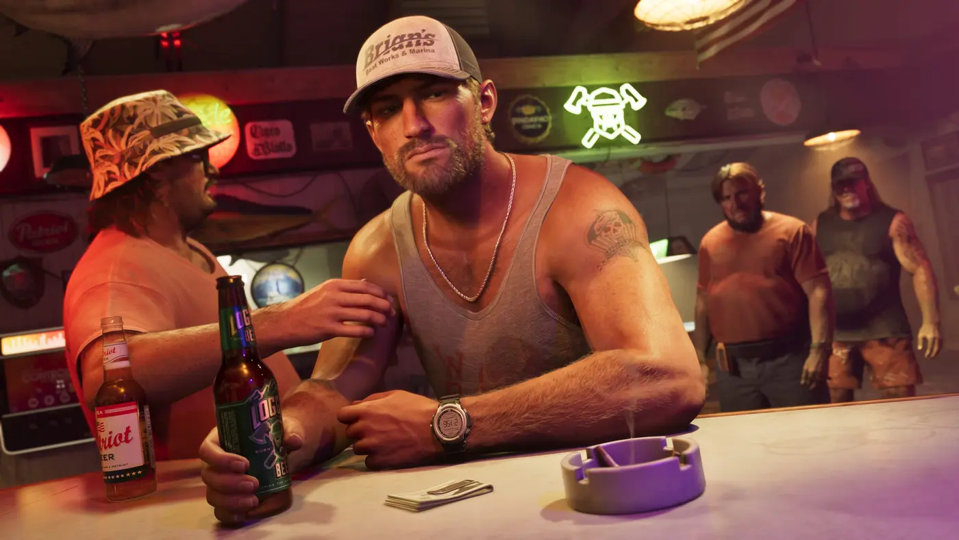 Jason Duval accoudé au comptoir d'un bar de marina aux néons, casquette Brian's Boat Works and Marina, débardeur clair, une bière et une liasse de billets devant lui, des habitués autour