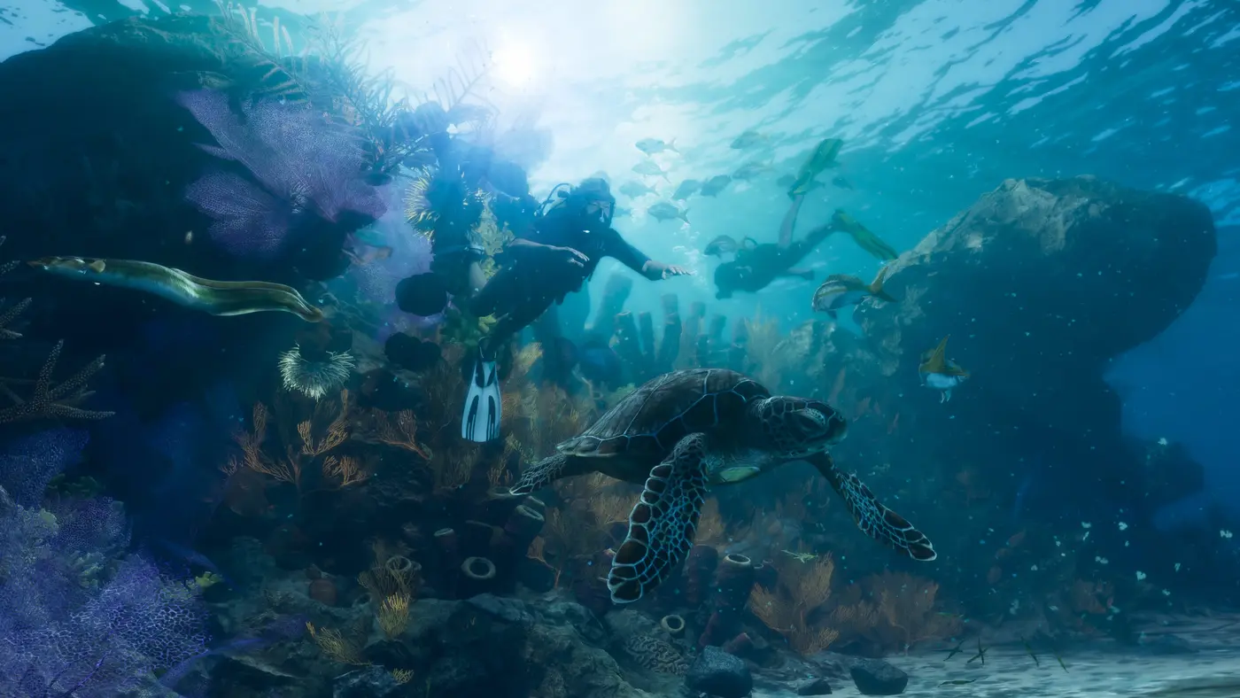 Fond marin des Leonida Keys dans GTA VI : une tortue de mer nage au-dessus d'un récif coloré, une murène et des bancs de poissons autour, deux plongeurs en combinaison remontent vers la surface éclairée