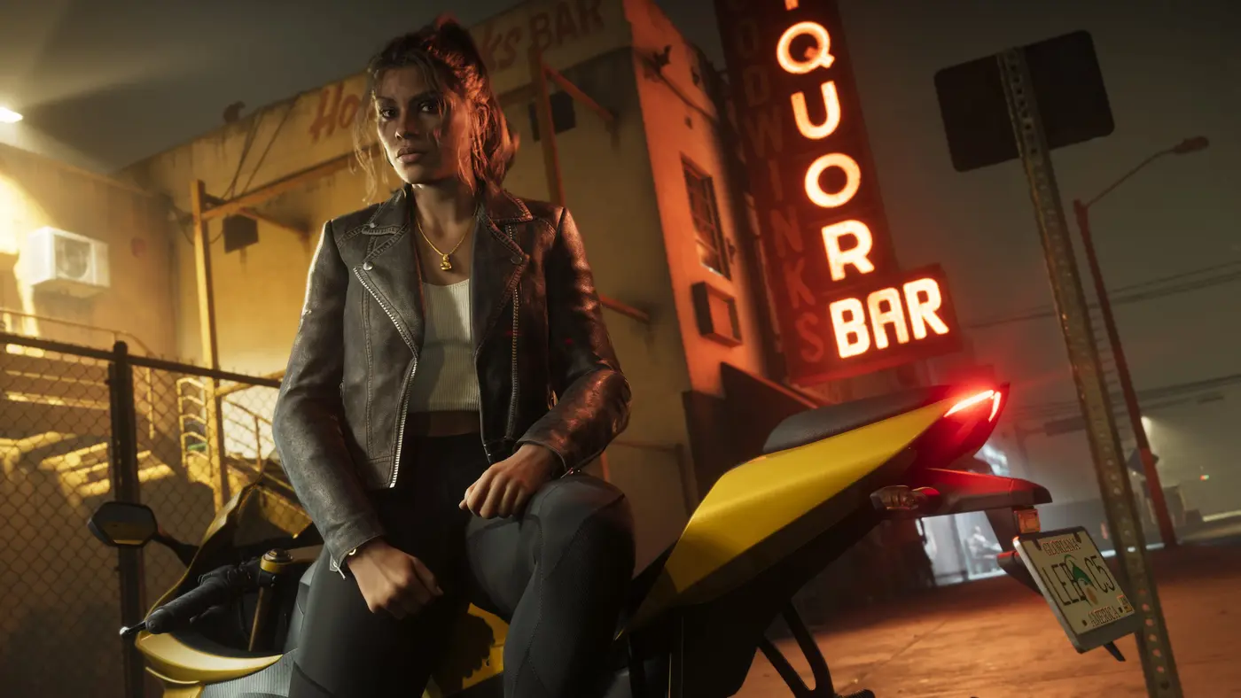 Lucia Caminos assise sur une moto sportive jaune, de nuit, devant une enseigne néon « Liquor Bar » dans une rue de Vice City