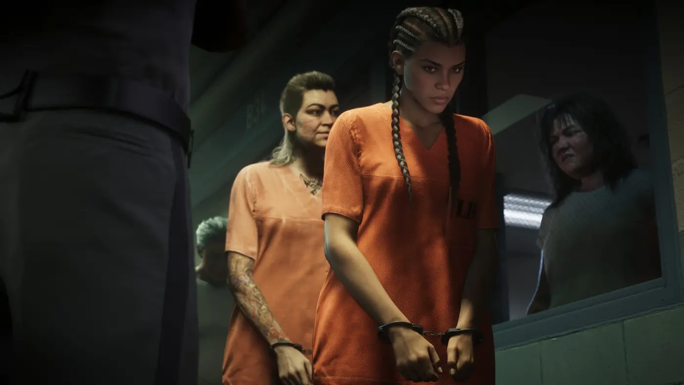 Lucia Caminos en combinaison orange de détenue, menottée et escortée dans un couloir de pénitencier, deux autres prisonnières autour d'elle