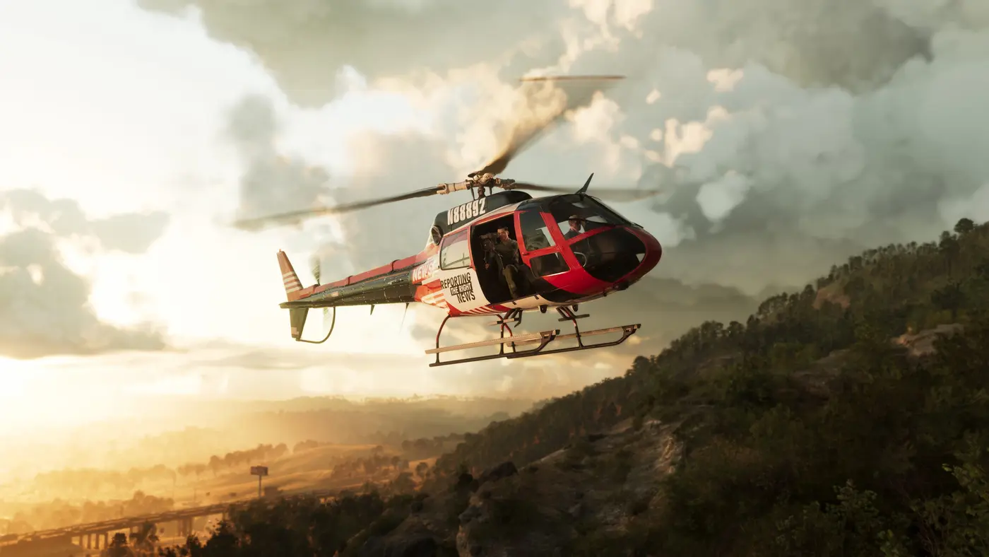 Hélicoptère de chaîne d'information survolant des collines boisées de Leonida au coucher du soleil dans GTA VI