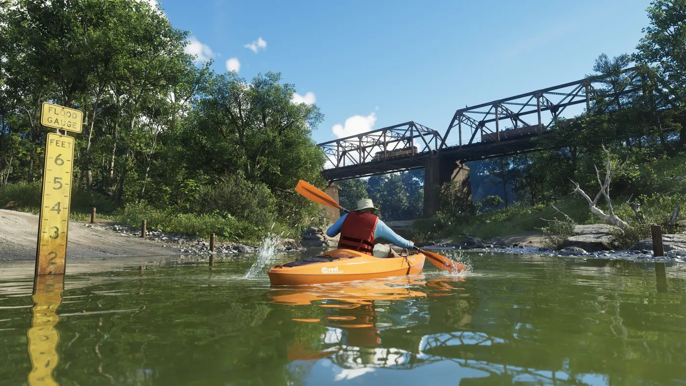Personne en kayak orange sur une rivière calme du parc national de Mount Kalaga dans GTA VI, un pont ferroviaire métallique en arrière-plan, végétation et reflets sur l'eau