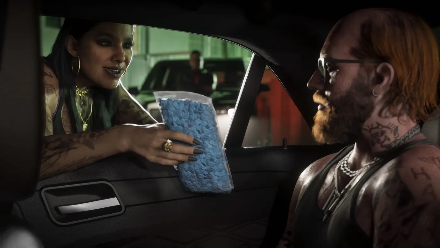 Échange à la fenêtre d'une voiture dans GTA VI : une femme tatouée tend un sachet plastique de pilules bleues à un homme barbu en débardeur, dans un garage à l'éclairage vert