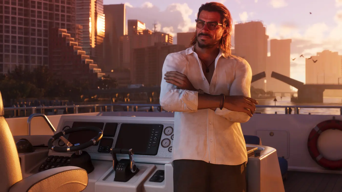 Personnage aux cheveux longs et lunettes de soleil, chemise blanche, bras croisés à la barre d'un yacht dans GTA VI, skyline de Vice City baignée par un coucher de soleil doré en arrière-plan