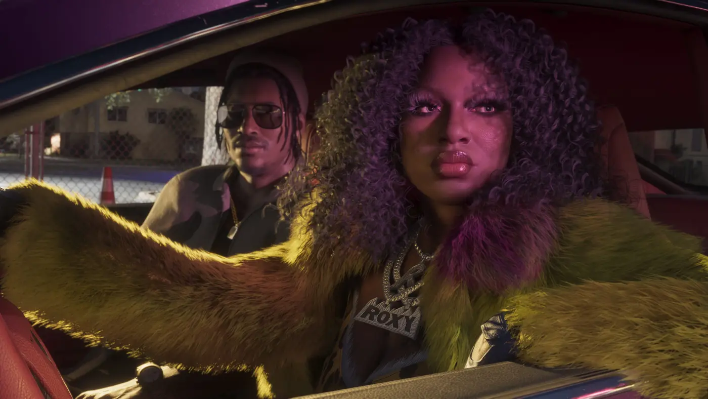 Deux personnages de GTA VI dans une voiture la nuit, un homme à lunettes de soleil et dreadlocks au volant, une femme à la chevelure bouclée volumineuse éclairée de violet, manteau de fourrure et collier en diamants ROXY, rue résidentielle derrière