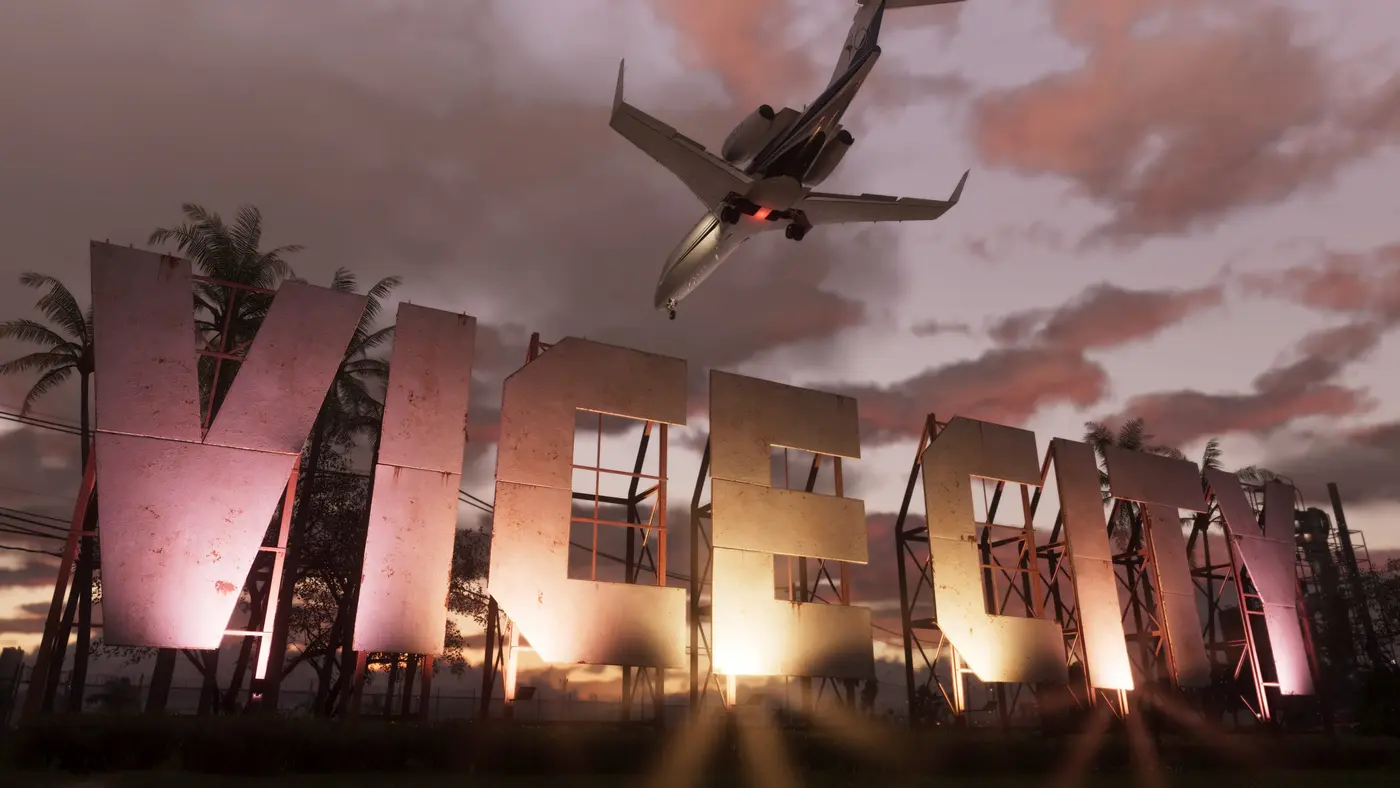 Lettres géantes « VICE CITY » dressées au coucher de soleil, un avion passant juste au-dessus, dans GTA VI