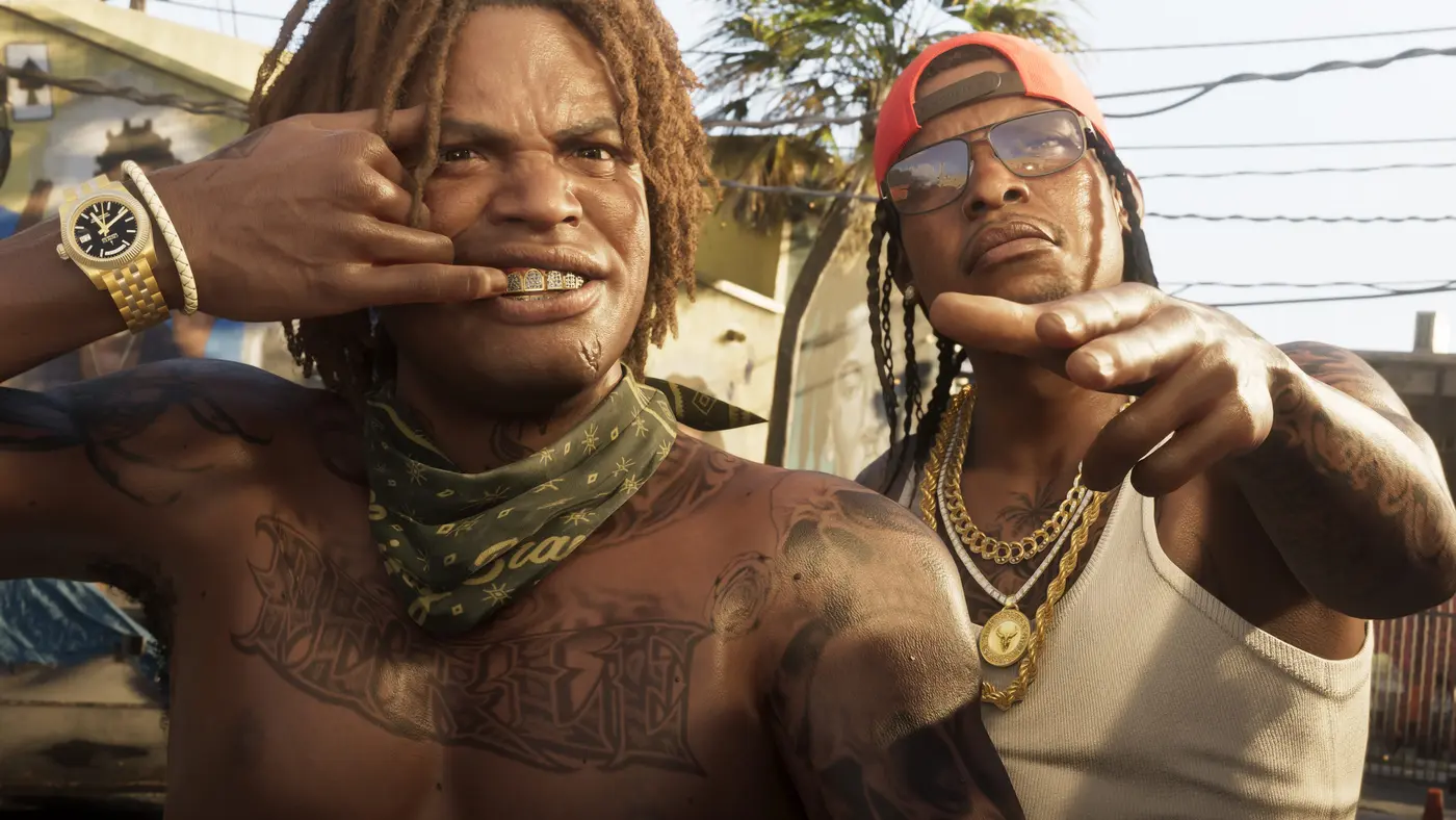 Gros plan sur deux personnages de Vice City dans GTA VI : un homme aux dreads avec une dent en or et une montre dorée, un autre en débardeur blanc, casquette rouge à l'envers et lunettes de soleil où se reflète la rue