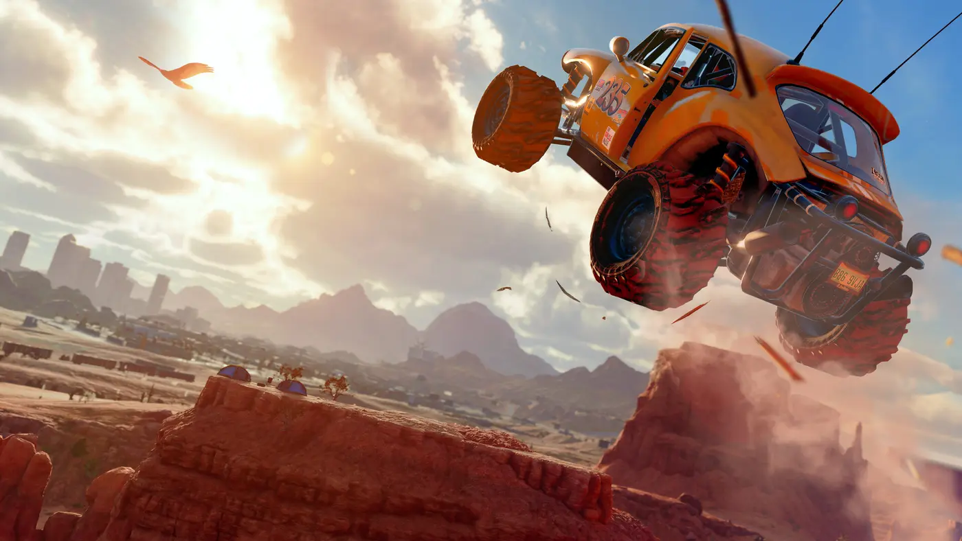 Buggy tout-terrain orange numéroté 235 en plein vol au-dessus de rochers rouges désertiques dans Saints Row, une ville et des montagnes visibles au loin sous un ciel nuageux ensoleillé