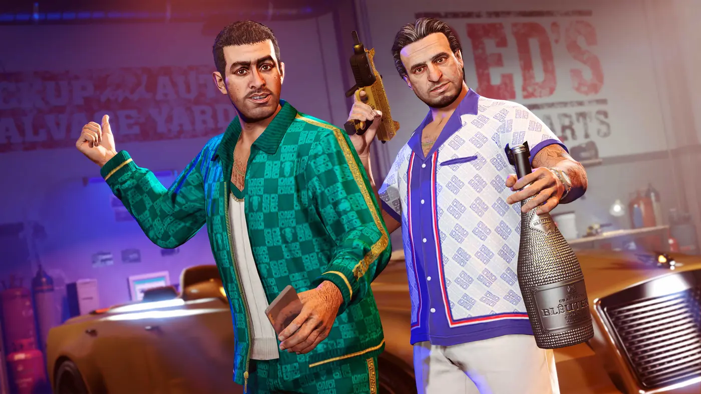 Yusuf Amir, chemise à motifs et bouteille de champagne à la main, pose à côté de son cousin Jamal en survêtement vert brandissant un pistolet-mitrailleur doré, devant l'enseigne Red's et une voiture dorée dans la casse