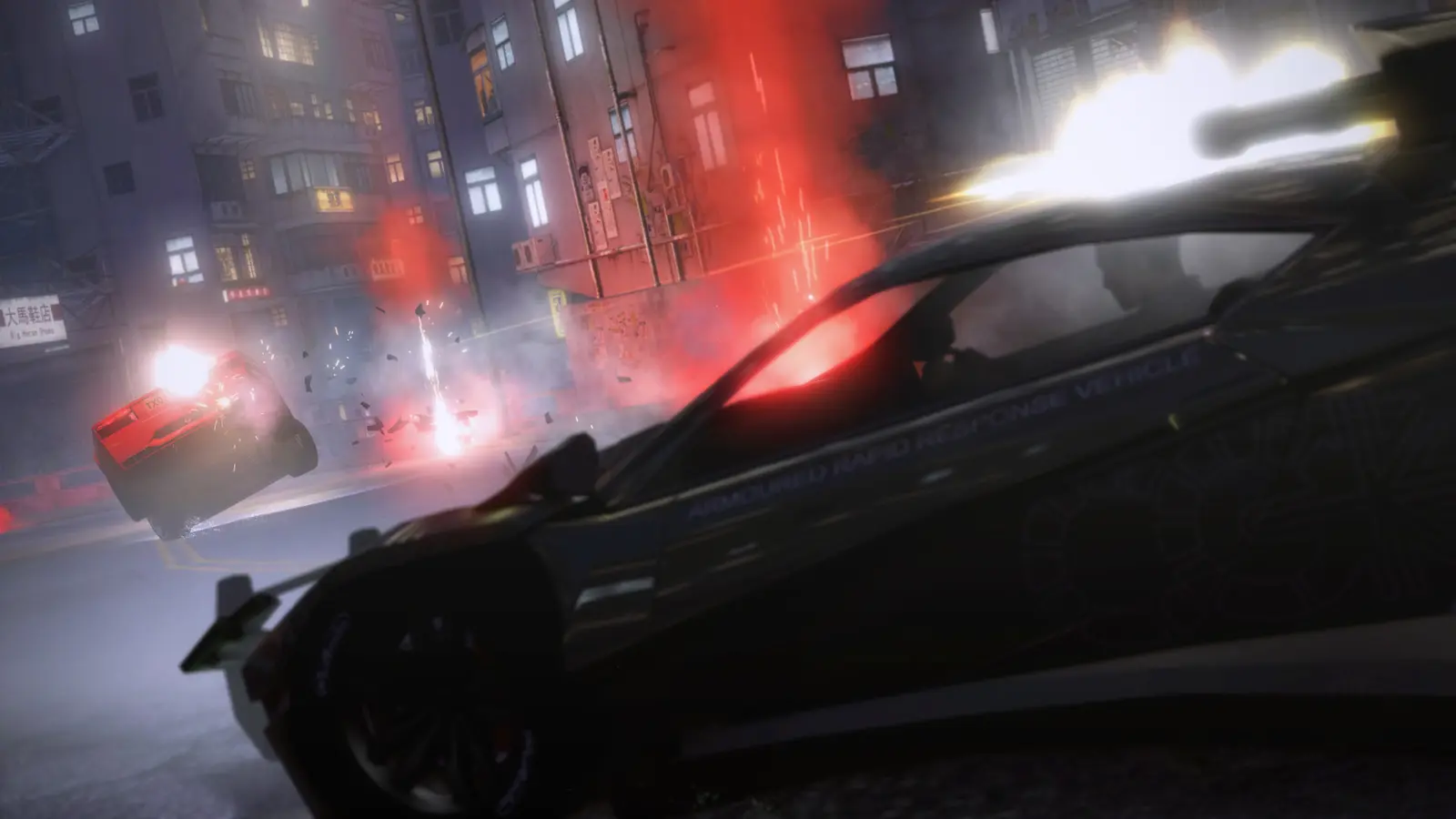 Course-poursuite nocturne dans Sleeping Dogs, un véhicule de police blindé ouvre le feu sur une voiture qui explose en gerbes d'étincelles dans une rue de Hong Kong, capture officielle