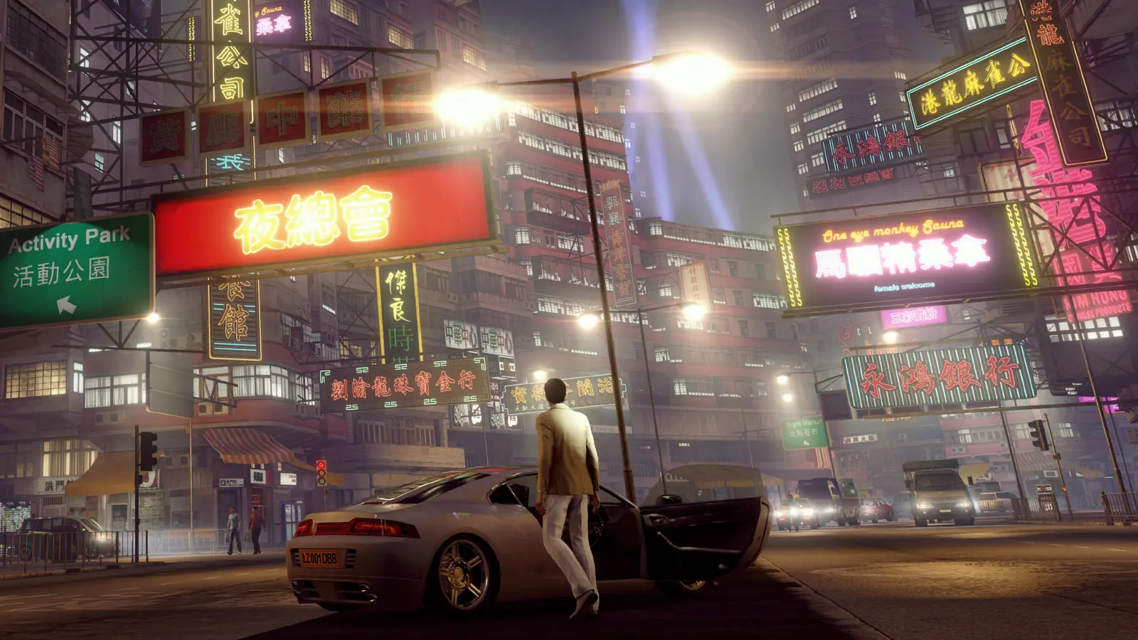 Wei Shen en costume clair sort d'une voiture de sport dans une rue de Hong Kong la nuit, saturée d'enseignes néon en caractères chinois, capture officielle de Sleeping Dogs